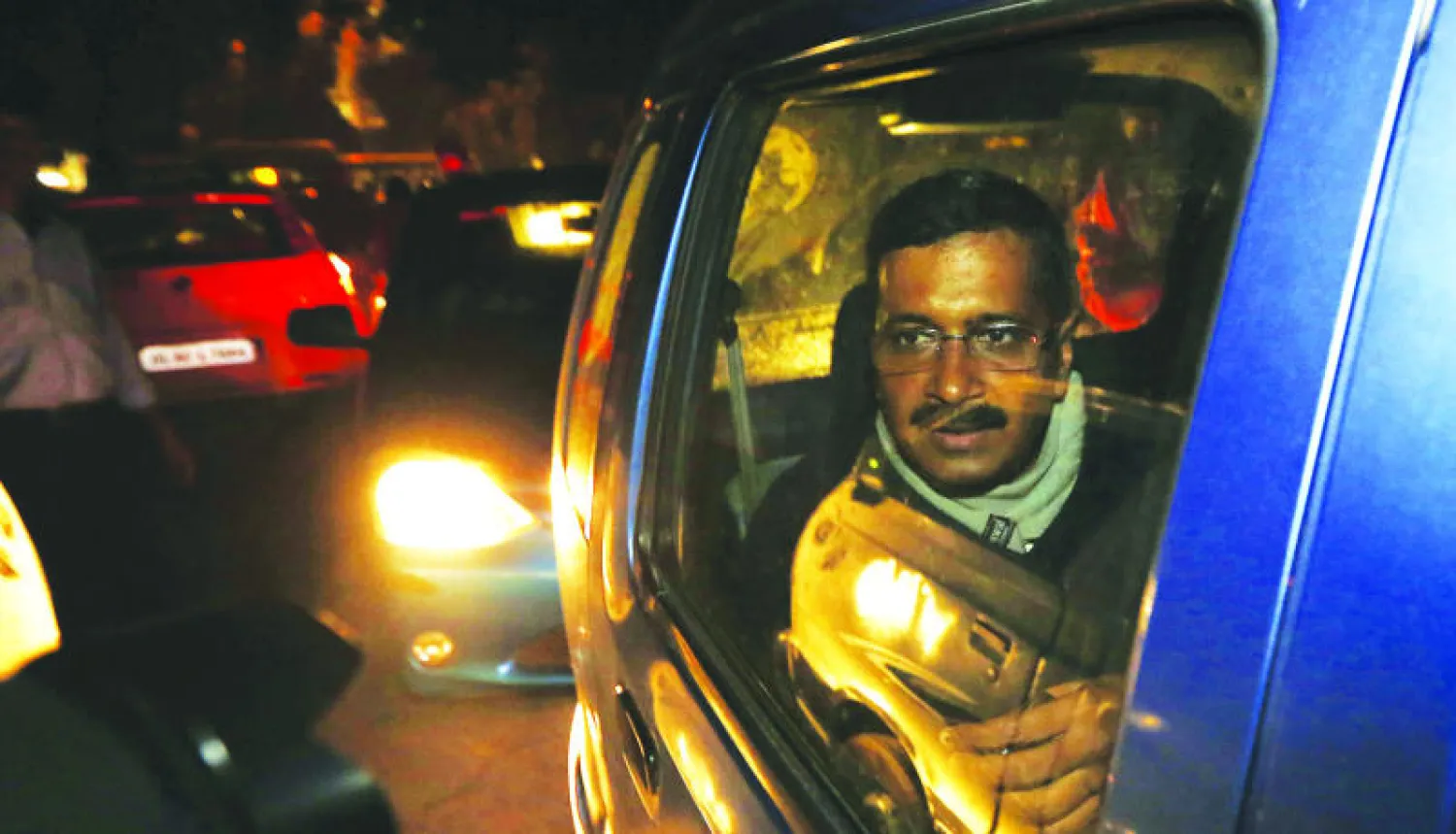 أرفند كريجوال زعيم حزب «آم آدمي» أو «عامة الشعب»، الذي جرى تأسيسه العام الماضي بواسطة حركة قوية نشأت لمحاربة الفساد، في طريقه لترؤس مؤتمر جماهيري بعد فوز حزبه في الانتخابات (إ.ب.أ)