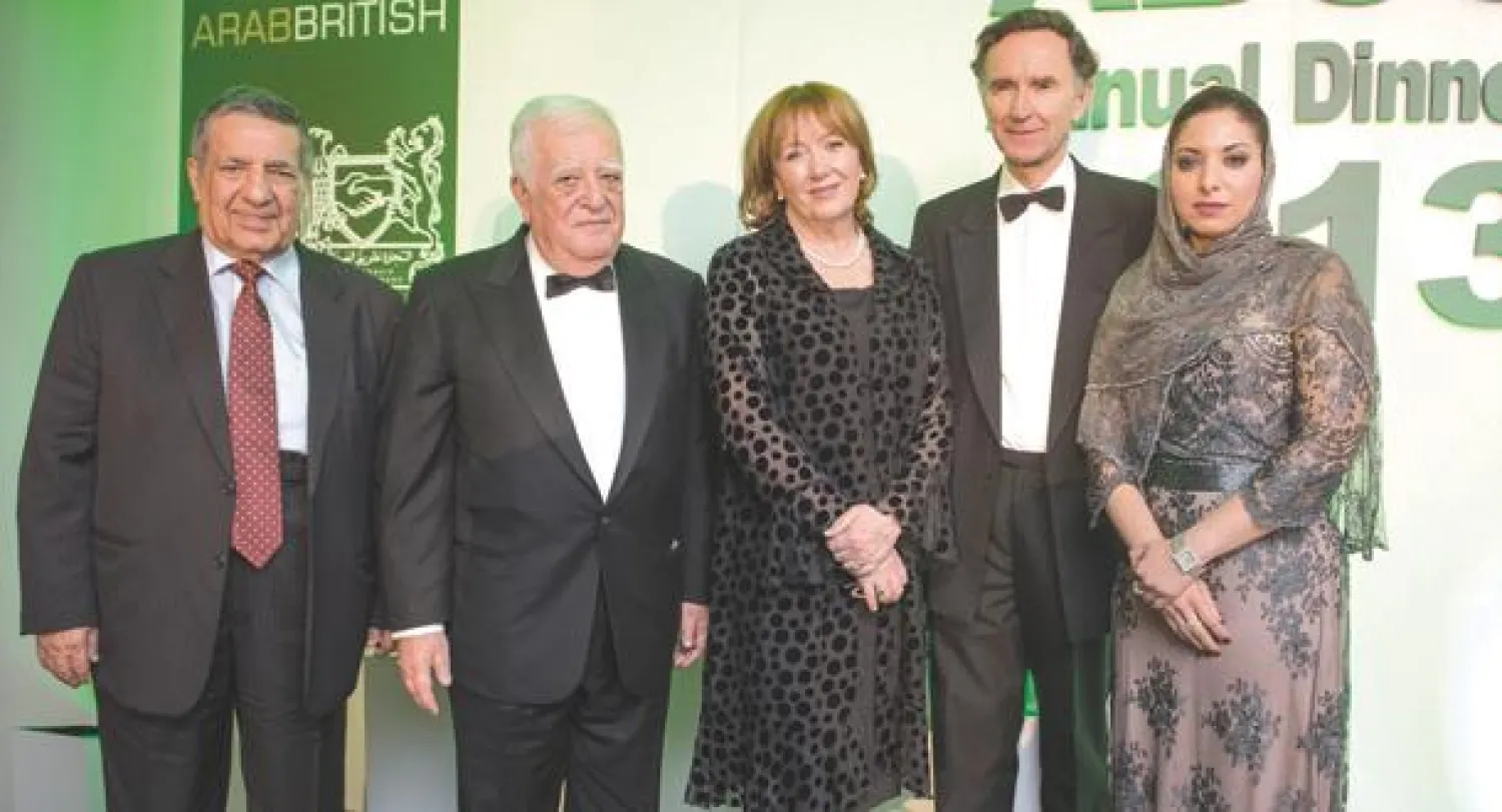 د.أفنان الشعيبي (الأولى على اليمين) واللورد ستيفن غرين وزير التجارة والاستثمار البريطاني، والبارونة سيمونز رئيسة الغرفةوعدنان القصار رئيس الاتحاد العام لغرف التجارة والصناعة والزراعة للبلدان العربية وعلي ثنيان الغانم رئيس غرفة تجارة الكويت(«الشرق الأوسط»)