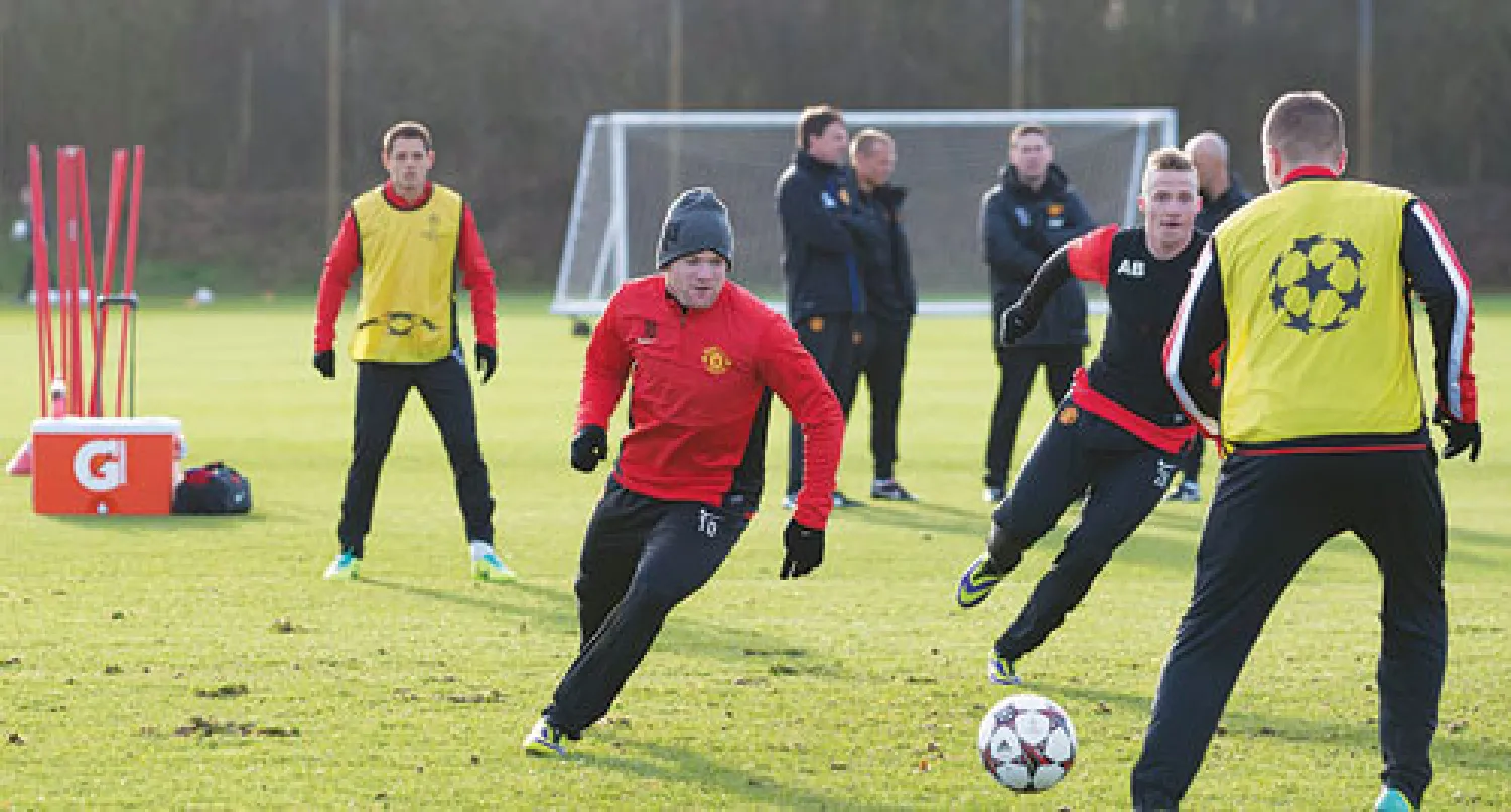 روني نجم مانشستر يونايتد (في الوسط) عاد لتدريبات فريقه أمس استعدادا لمواجهة شاختار بعد أن غاب عن لقاء نيوكاسل المحلي (أ.ب)