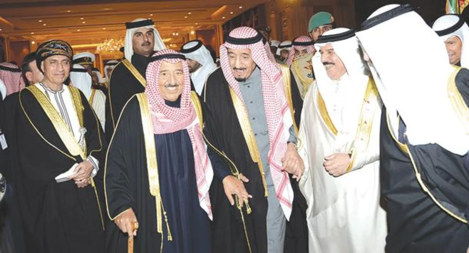  امير الكويت خلال حفل العشاء الذي عقده أمس على شرف رؤساء الوفود المشاركة في القمة الخليجية المنعقده في الكويت. (كونا) 