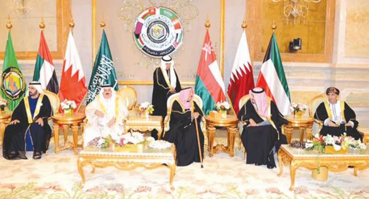 أمير الكويت لدى استقباله رؤساء وفود دول مجلس التعاون في الكويت أمس
