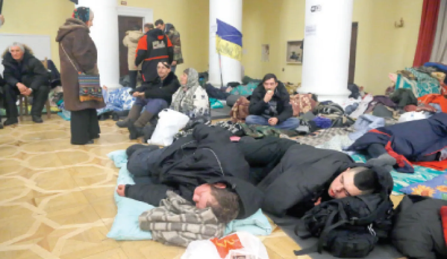 متظاهرون داخل مبنى حكومي بعد احتلاله، في كييف، مساء أمس (أ.ب)