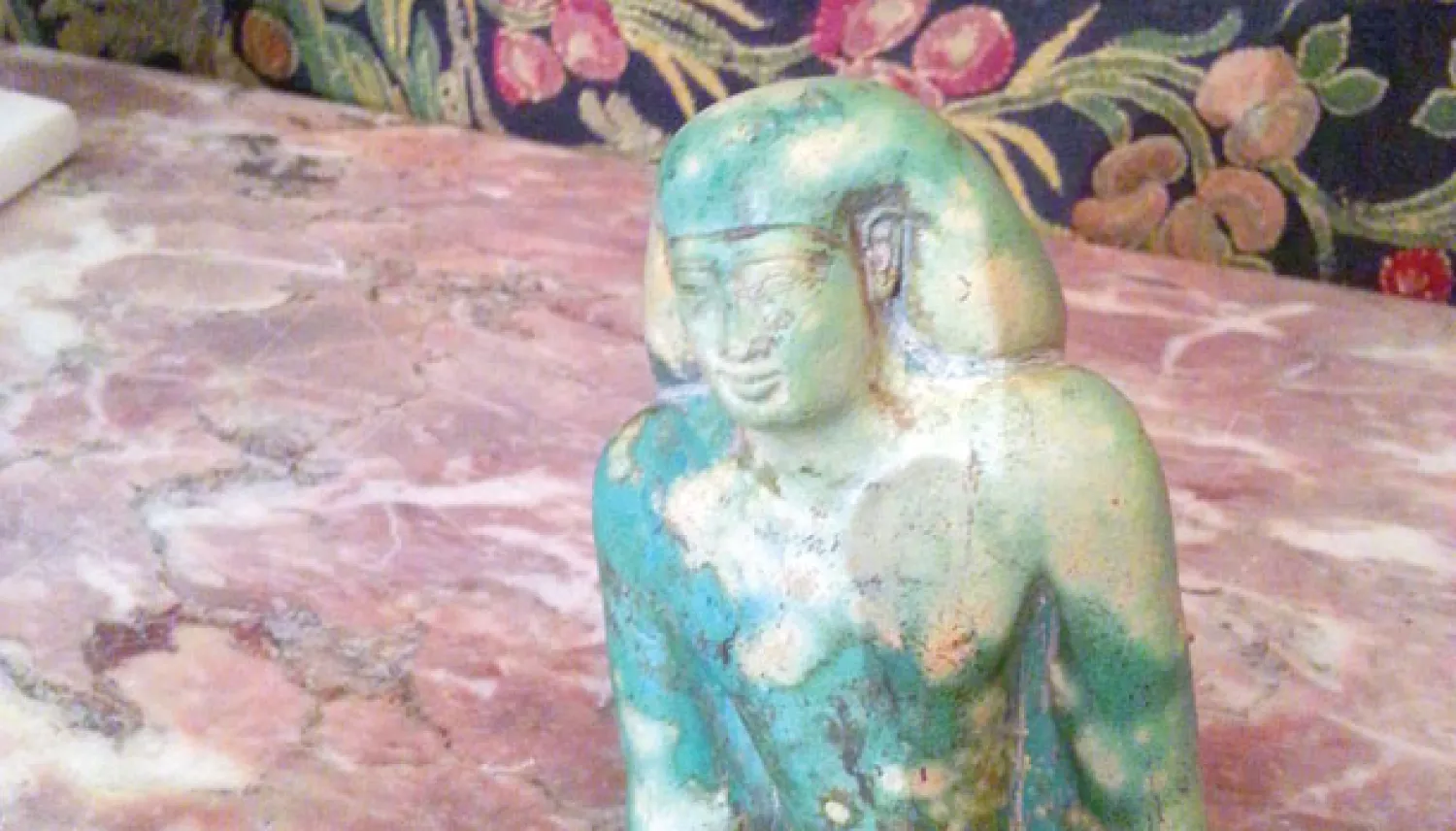 الجزء العلوي من تمثال داخل السفارة