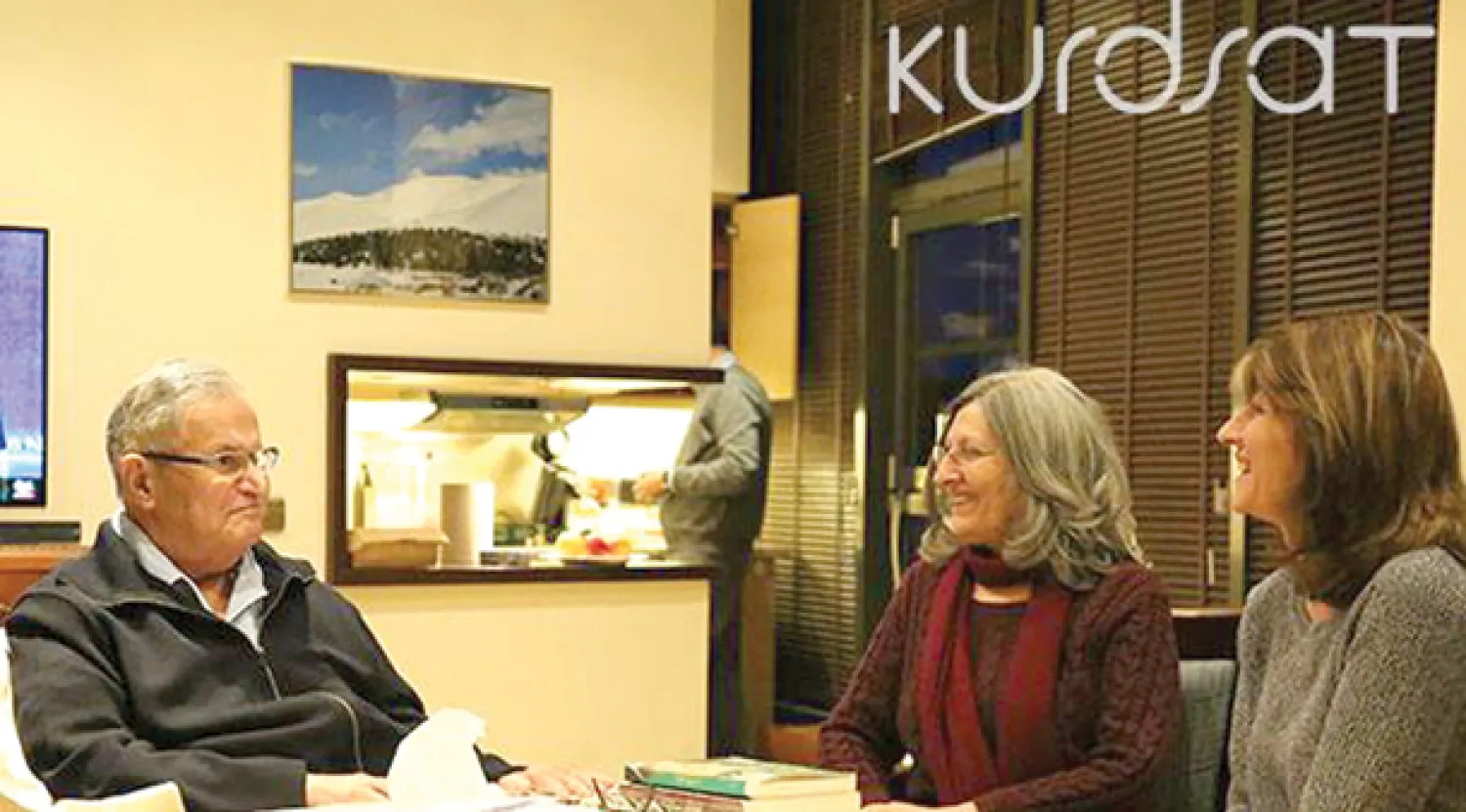 صورة بثها مساء أول من أمس الاتحاد الوطني الكردستاني لزعيمه الرئيس العراقي جلال طالباني جالسا مع زوجته وشقيقتها شاناز في ألمانيا حيث يتعالج