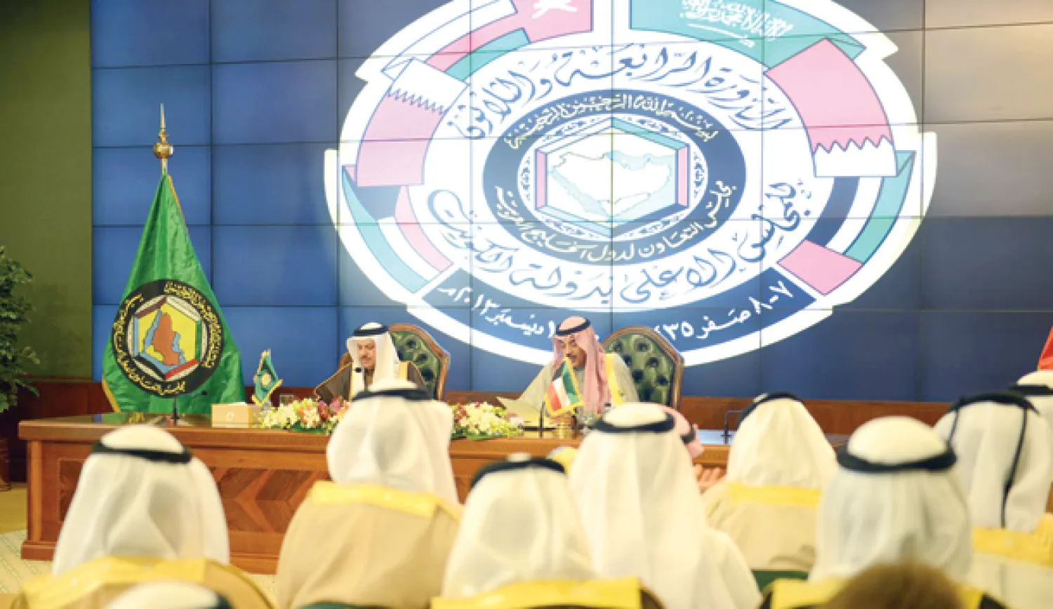 وزير الخارجية الكويتي الشيخ صباح خالد الحمد والأمين العام لمجلس التعاون عبد اللطيف الزياني خلال مؤتمر صحافي في ختام القمة الخليجية أمس (كونا)