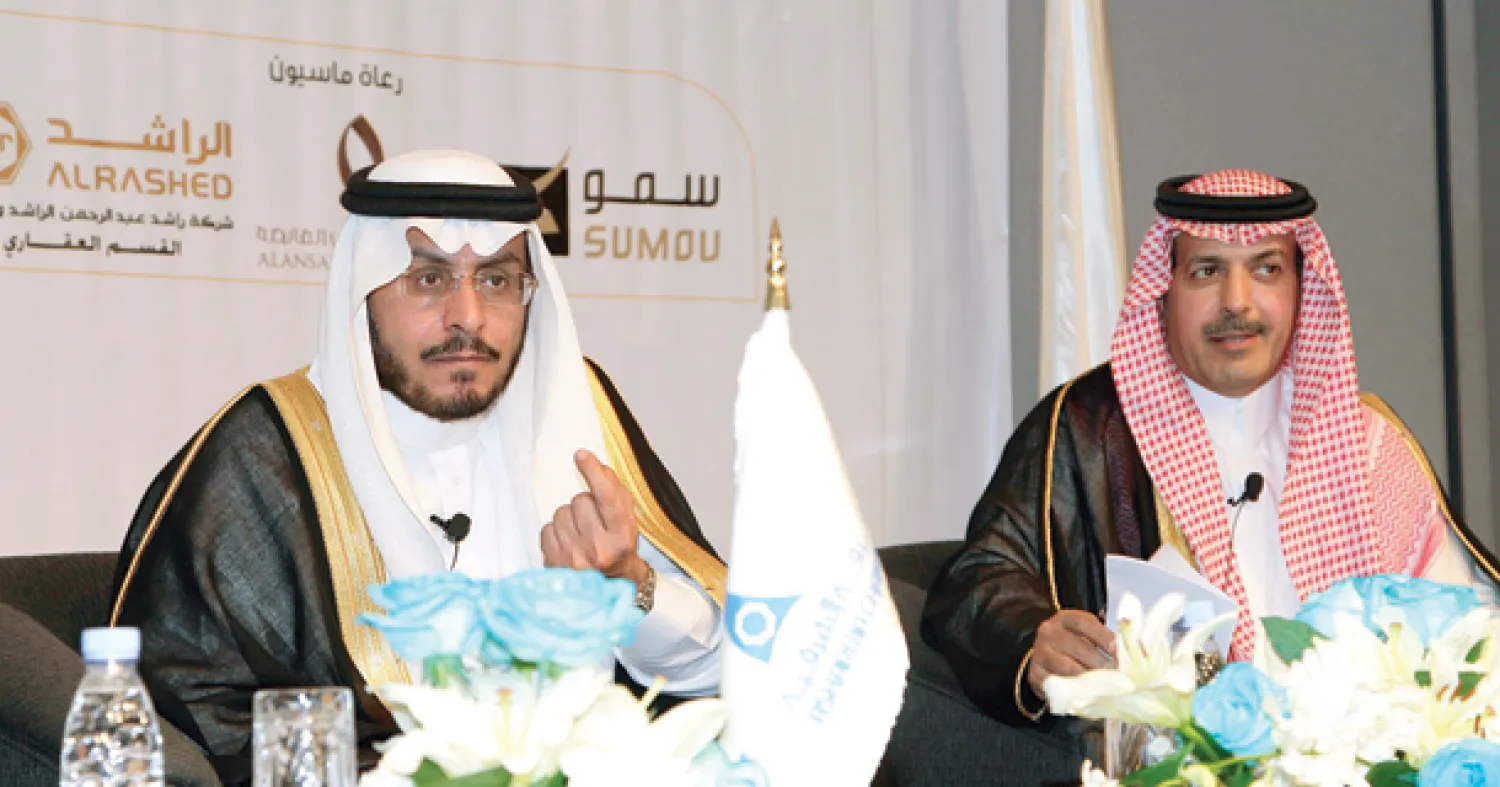 د. شويش الضويحي وزير الإسكان متحدثا في ندوة الإسكان والتمويل العقاري التي نظمتها غرفة الشرقية للتجارة  والصناعة ويظهر بجواره عبد الرحمن الراشد رئيس مجلس إدارة الغرفة (تصوير: عمران حيدر)