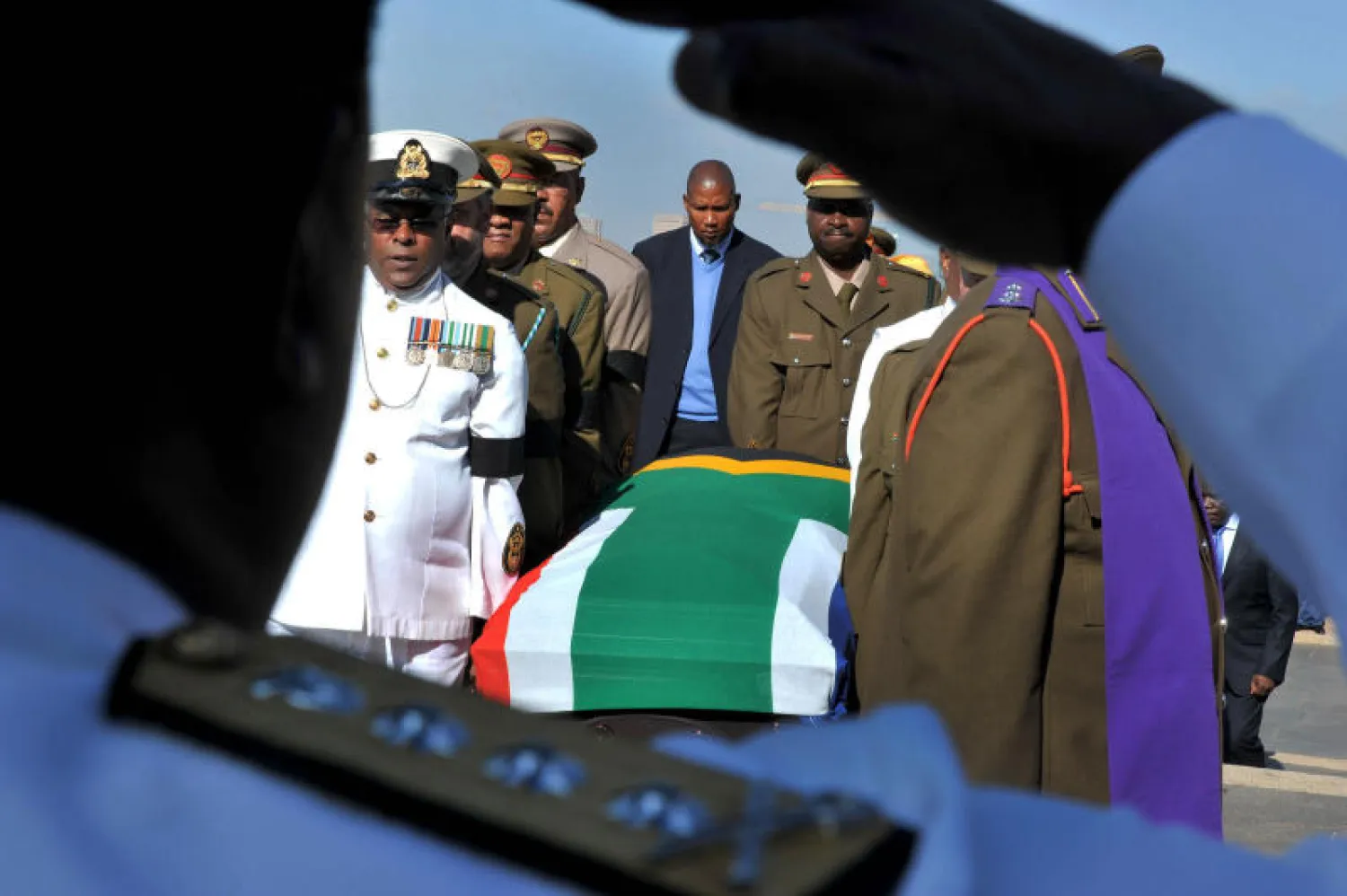 عشرات الآلاف يلقون نظرة الوداع على مانديلا