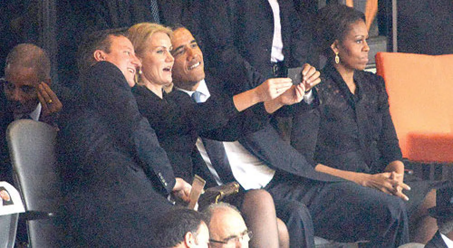 أوباما وكاميرون وثورنينغ شميدت في لقطة نادرة (أ.ف.ب)