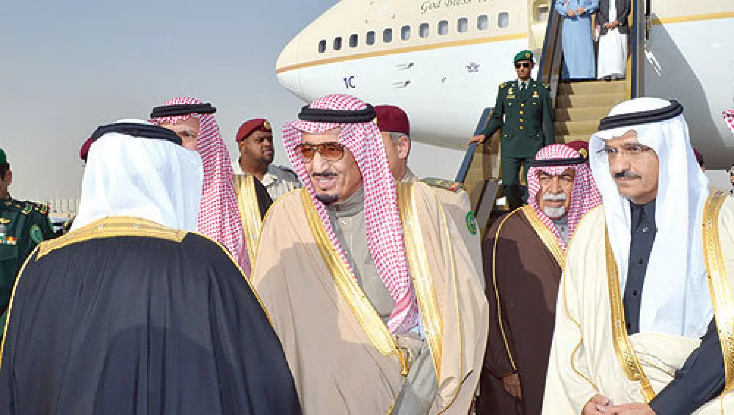 الأمير سلمان لدى وصوله الرياض أمس وإلى جانبه أمير منطقة الرياض (واس)