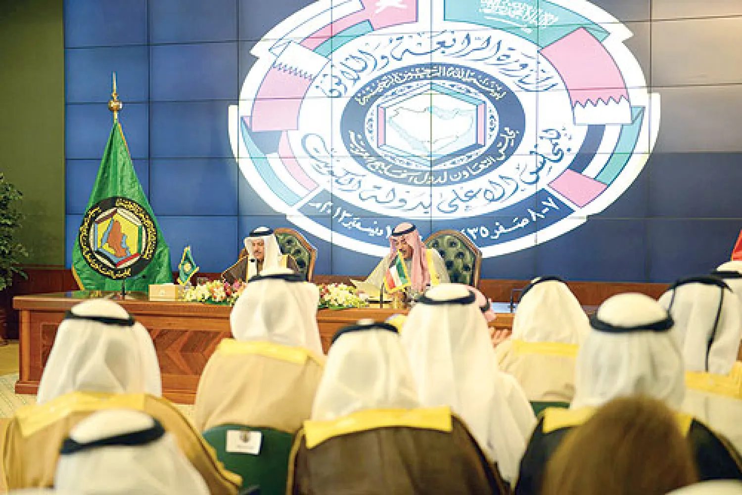 وزير الخارجية الكويتي الشيخ صباح خالد الحمد والأمين العام لمجلس التعاون عبد اللطيف الزياني خلال مؤتمر صحافي في ختام القمة الخليجية أمس (كونا)