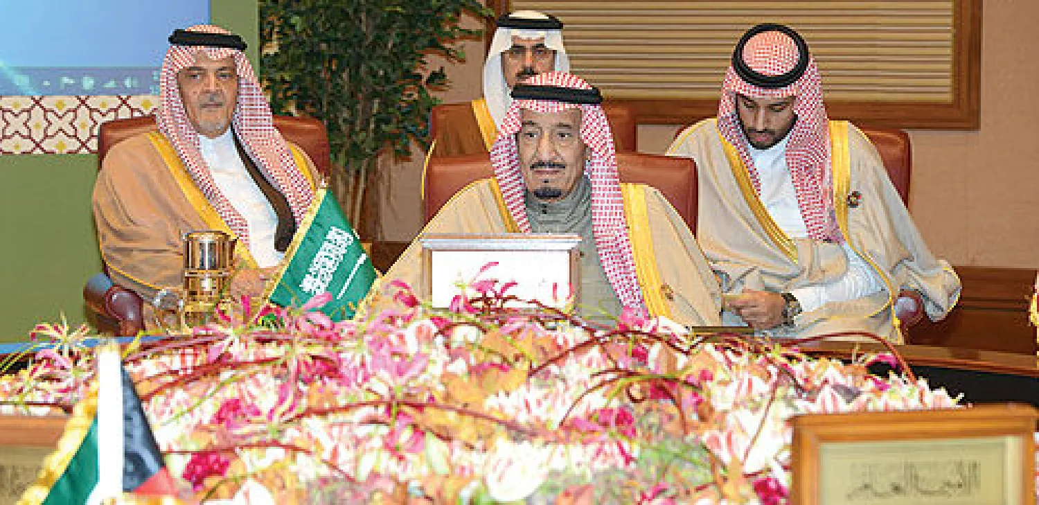 ولي العهد السعودي لدى ترؤسه وفد المملكة في القمة الخليجية