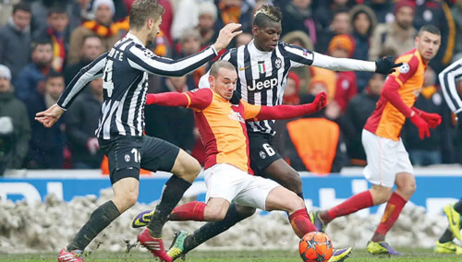 شنايدر نجم غلاطة سراي (في الوسط) يتأهب للتسديد نحو مرمى يوفنتوس لينتزع هدف الفوز الثمين (إ.ب.أ)