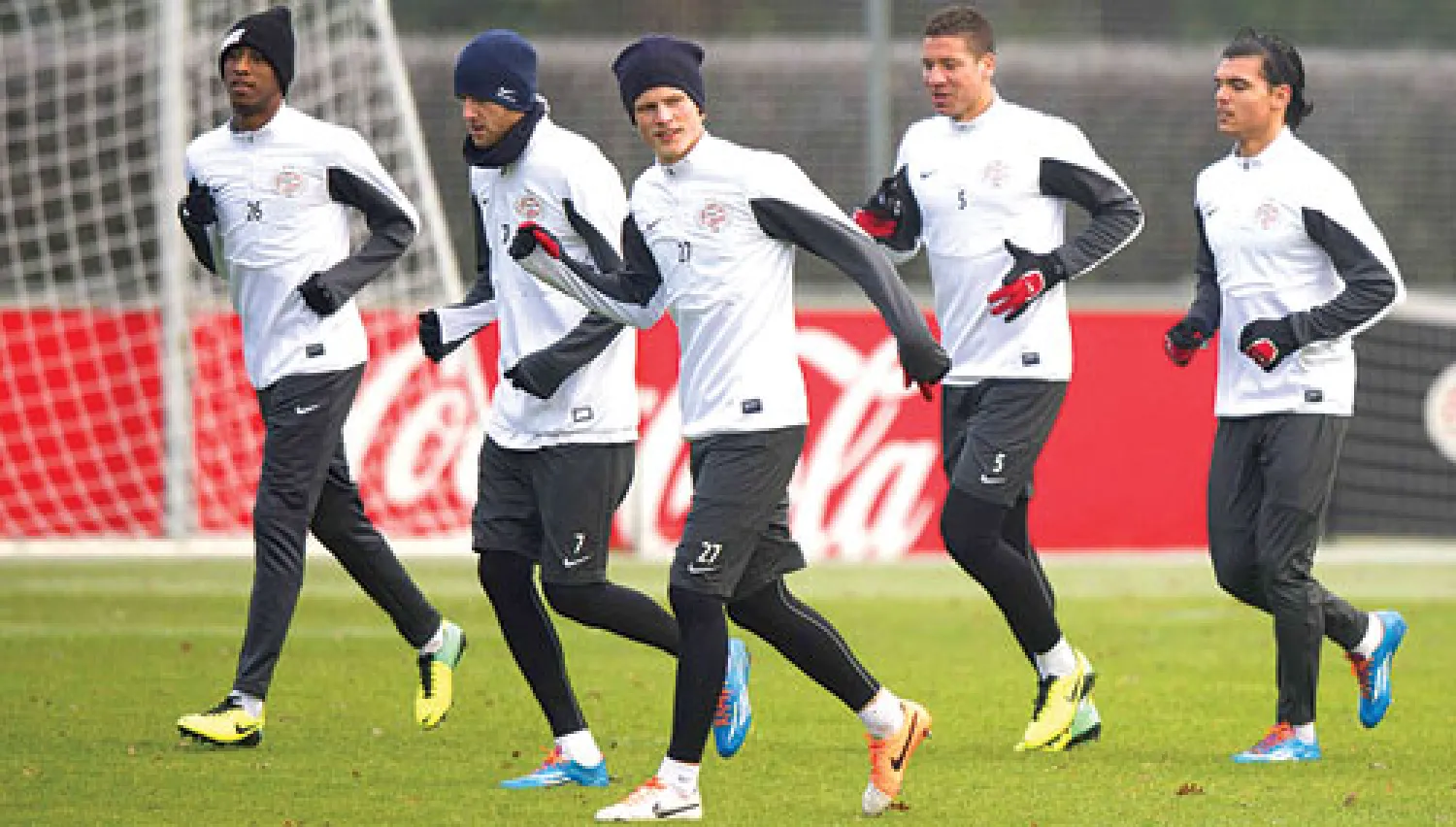 لاعبو أيندهوفن خلال التدريبات أمس استعدادا لمواجهة أوديسا المطالب فيها بحصد التعادل لضمان التأهل (إ.ب.أ)