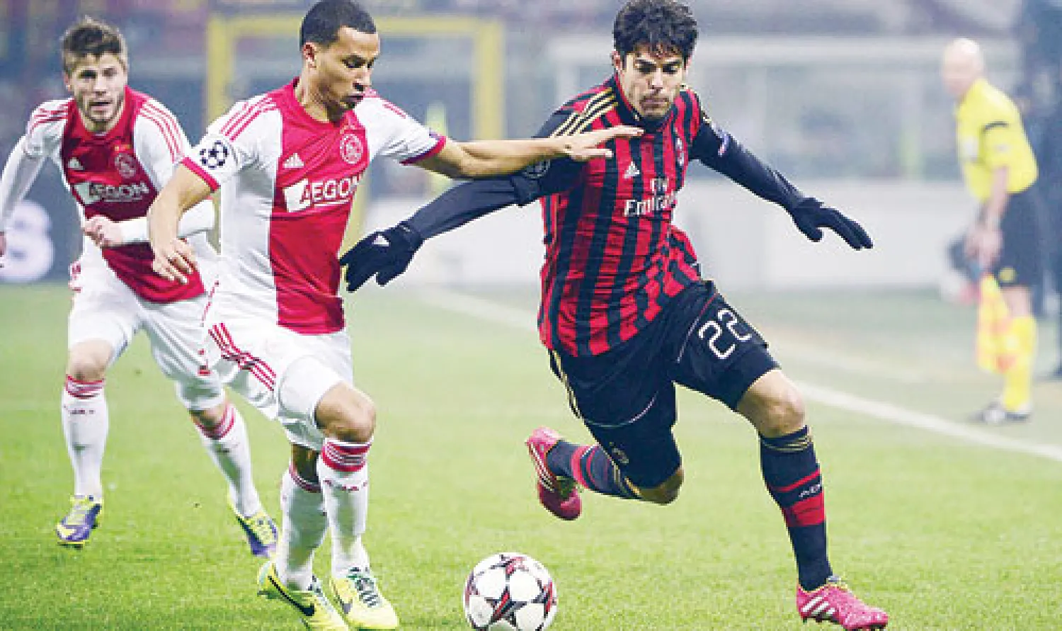 البرازيلي كاكا يقود إحدى هجمات الميلان أمام أياكس الهولندي في دوري الأبطال (أ.ف.ب)