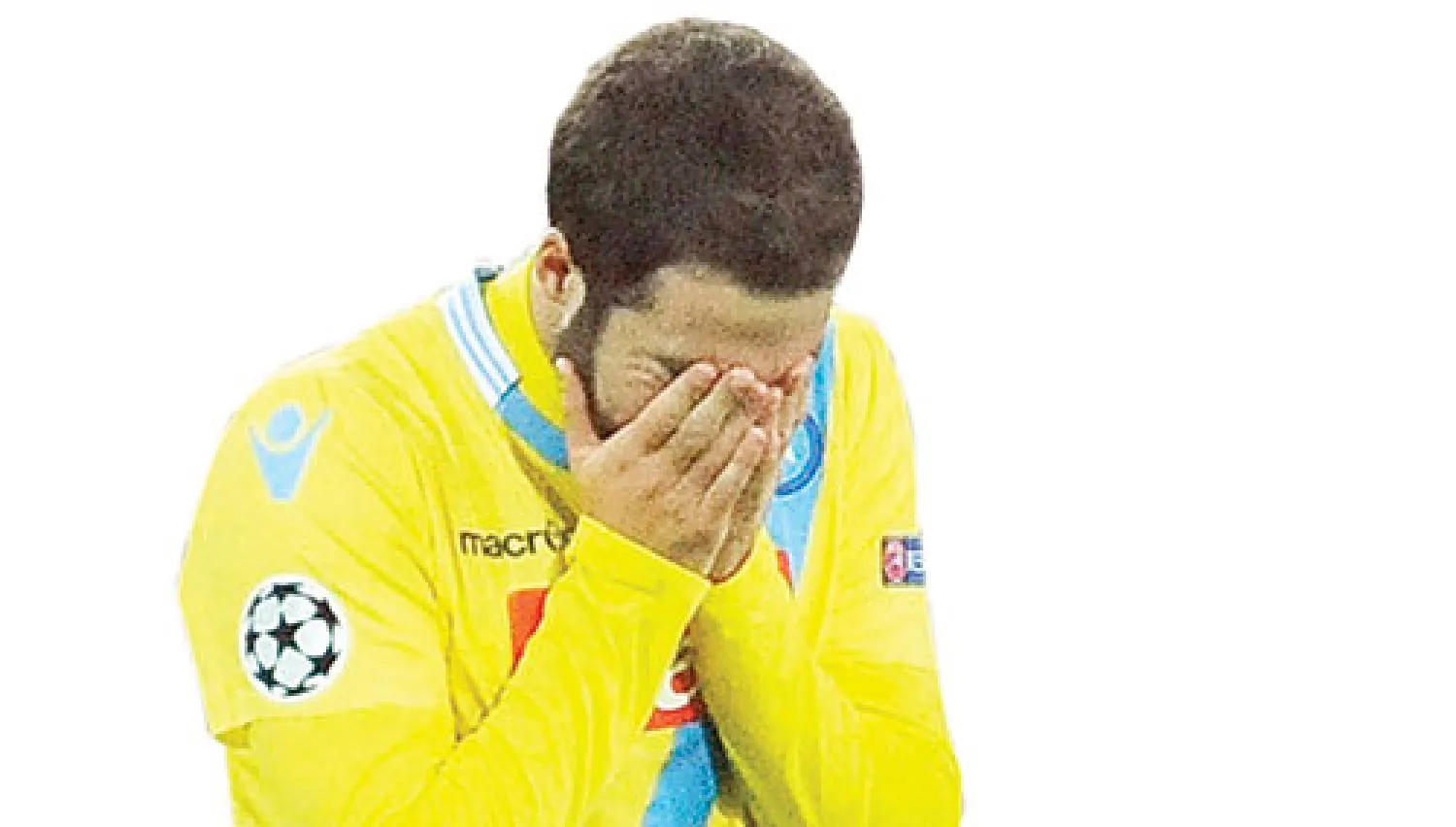 هيغواين مهاجم نابولي يبكي بعد خروج فريقه من البطولة رغم فوزه على آرسنال