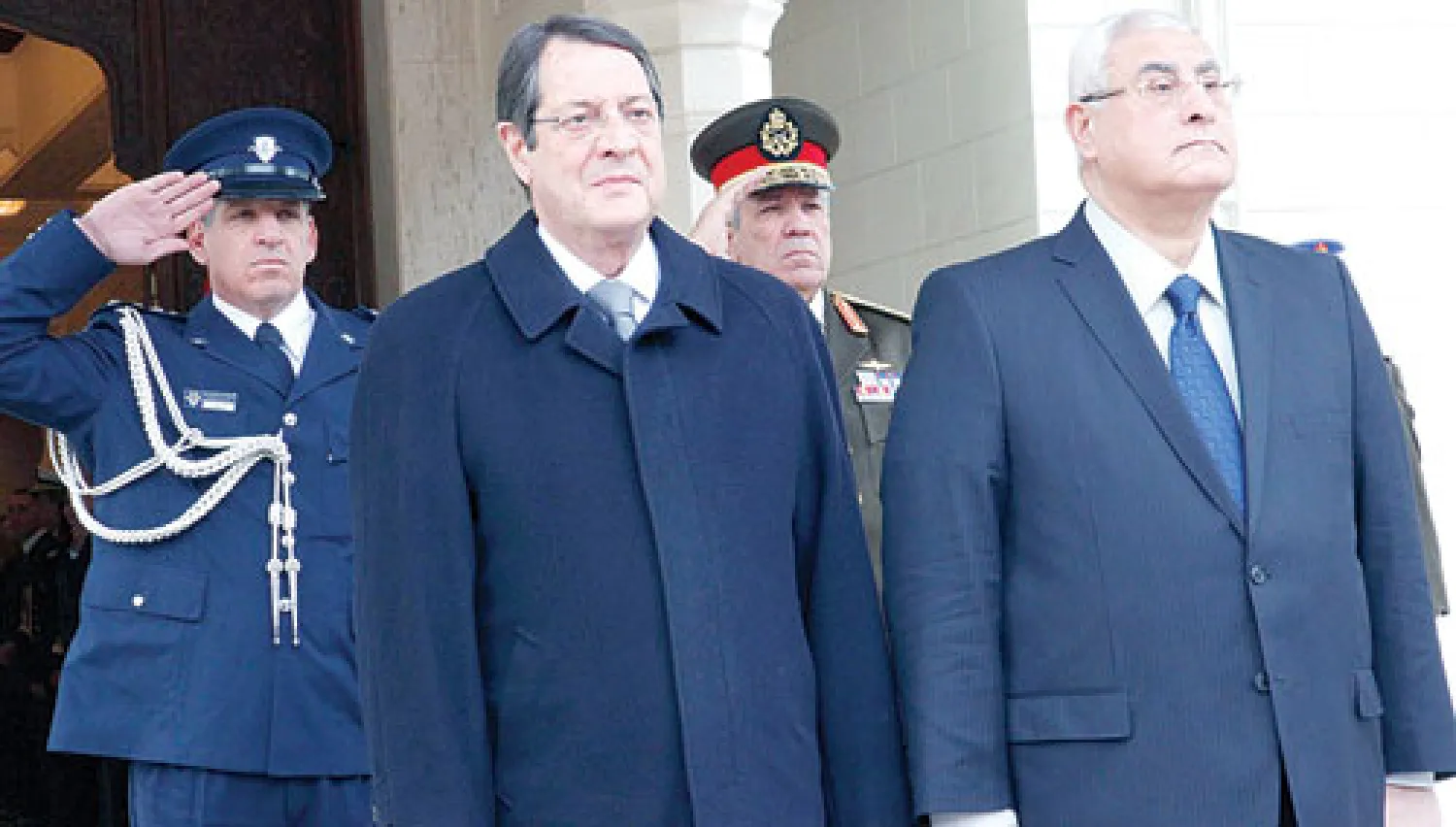 الرئيس المصري المستشار عدلي منصور خلال استقباله نظيره القبرصي في القاهرة أمس (أ.ف.ب)