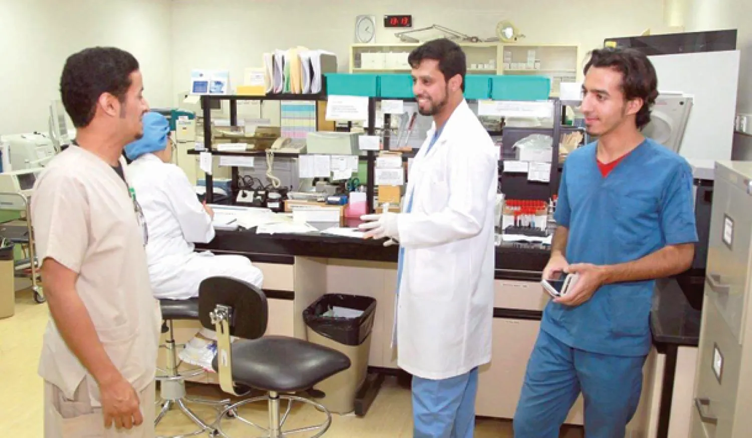 غرف المتابعة للعمليات الكبرى التي يجريها «تخصصي العيون » في عياداته المتخصصة («الشرق الأوسط»)