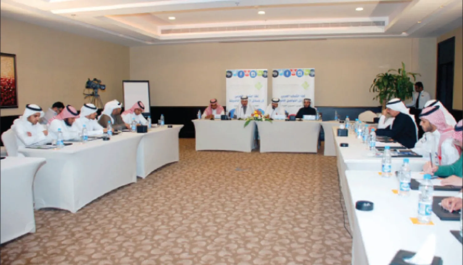 جانب من حلقة النقاش الشبابية التي أقامها مركز الملك عبد الله لخدمة اللغة العربية («الشرق الأوسط»)