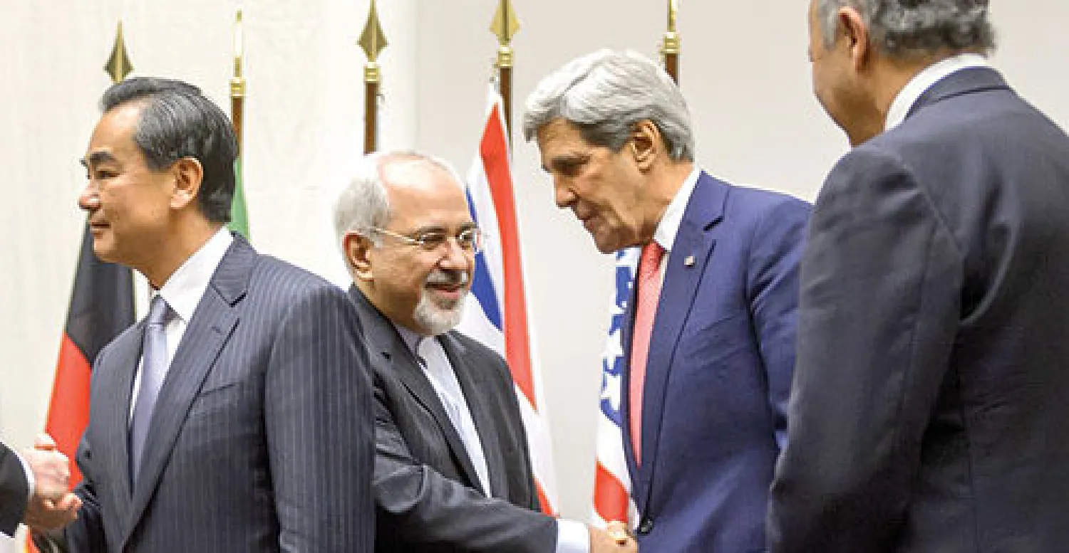 وزير الخارجية الأميركية جون كيري يصافح وزير الخارجية الإيراني محمد جواد ظريف (الثاني على اليسار) ويظهر وزير الخارجية الصيني وانغ يي (أقصى اليسار) ووزير الخارجية الفرنسي لوران فابيوس (أقصى اليمين) (أ.ف.ب)