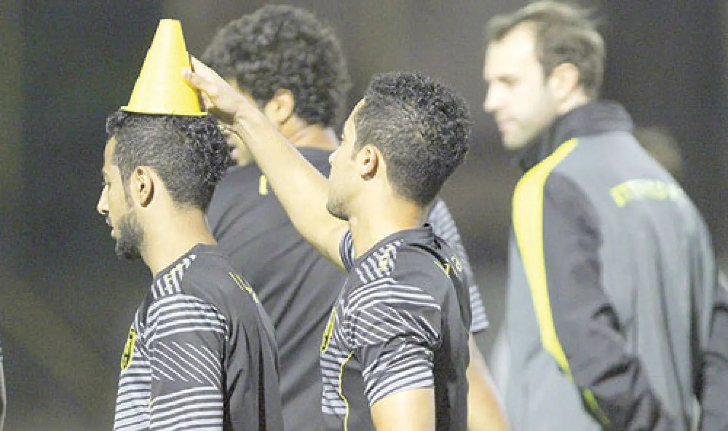 لاعب من الاتحاد يمازح زميله خلال التدريبات الأخيرة