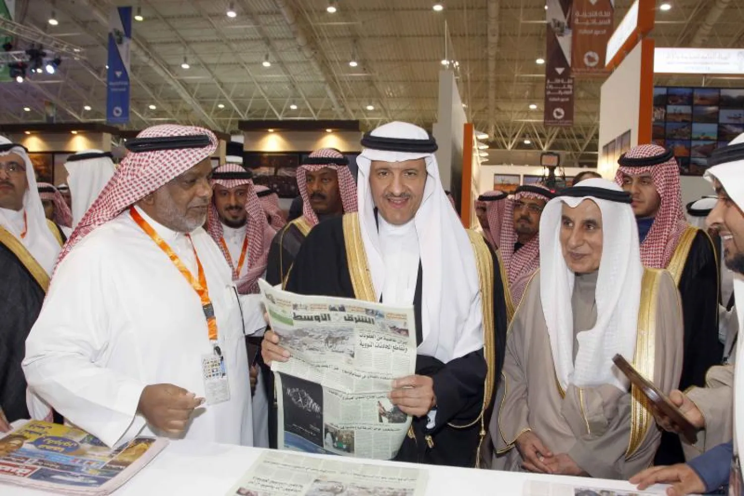 الأمير سلطان بن سلمان يحمل صحيفة «الشرق الأوسط» خلال اطلاعه على المعرض المصاحب لفعالية ألوان (واس)