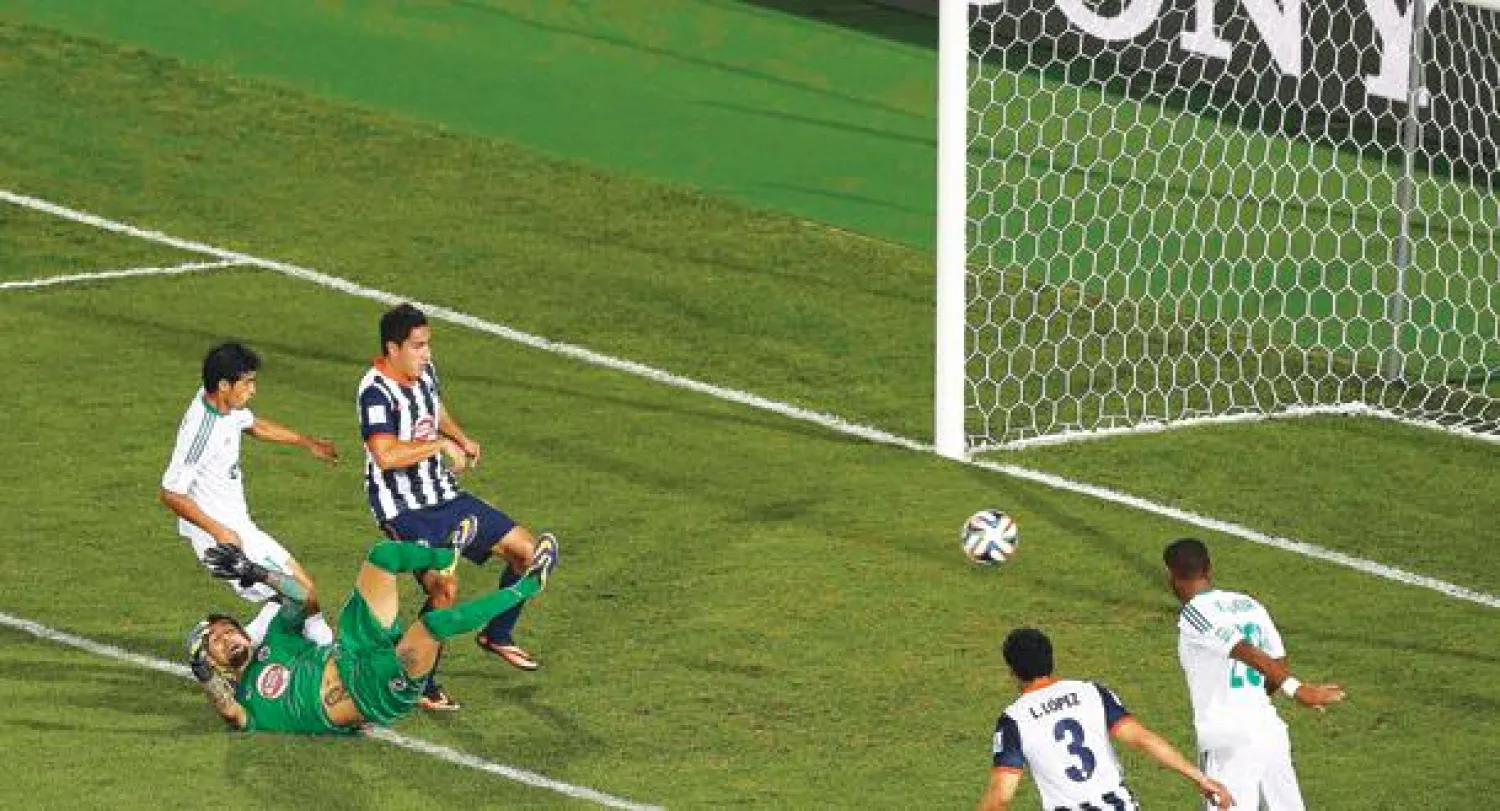 شطيبي لاعب الرجاء بقميصه الأبيض (يسار) يسجل في مرمى مونتيري