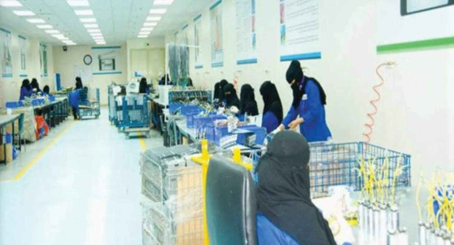 المرأة السعودية تقتحم بوابة العمل في المصانع