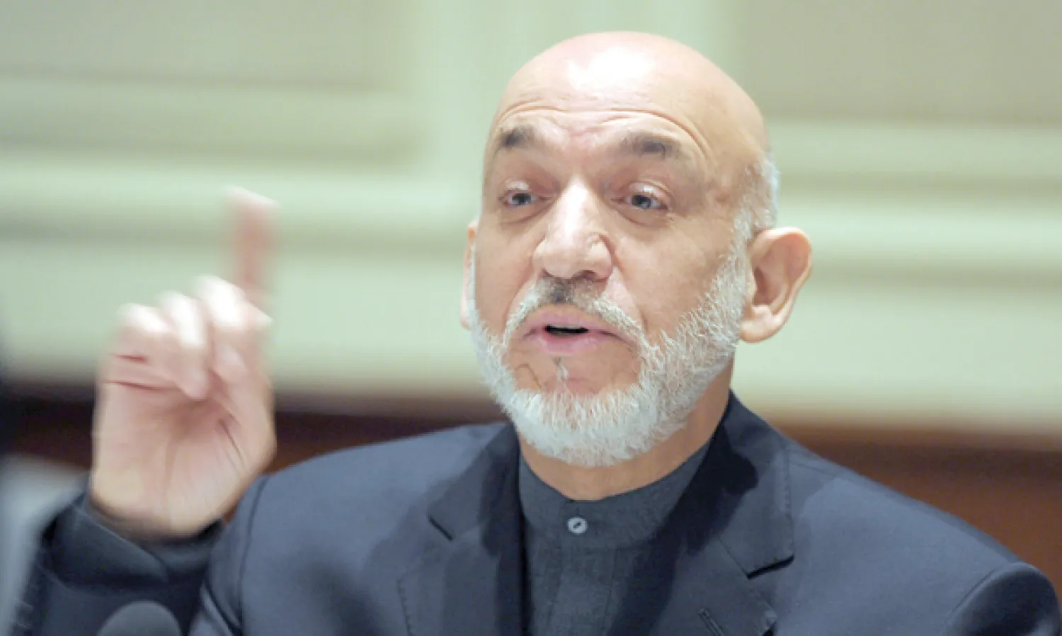 الرئيس لأفغاني حميد كرزاي خلال حديثه إلى مجموعة من الصحافيين في نيودلهي على هامش زيارته للهند أمس (إ.ب.أ)