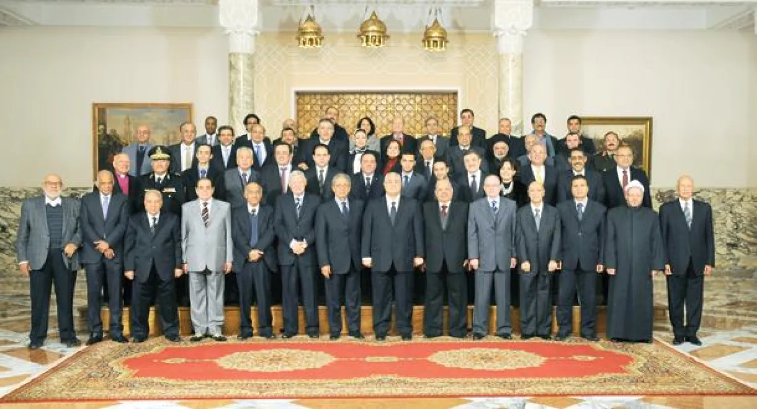 الرئيس المصري المؤقت عدلي منصور في لقطة مع  أعضاء لجنة تعديل الدستور وأهالي شهداء ثورة 25 يناير عقب إعلانه أمس موعد الاستفتاء على الدستور منتصف يناير المقبل (أ.ف.ب)