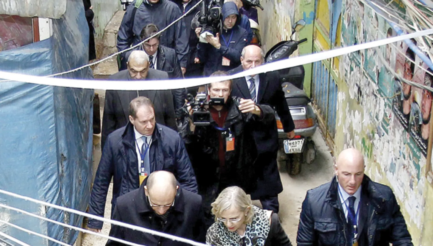 رئيس الوزراء الإيطالي إنريكو ليتا لدى زيارته مخيم برج البراجنة للاجئين الفلسطينيين في بيروت أمس حيث لجأت للمخيم أعداد من السوريين (أ.ف.ب)