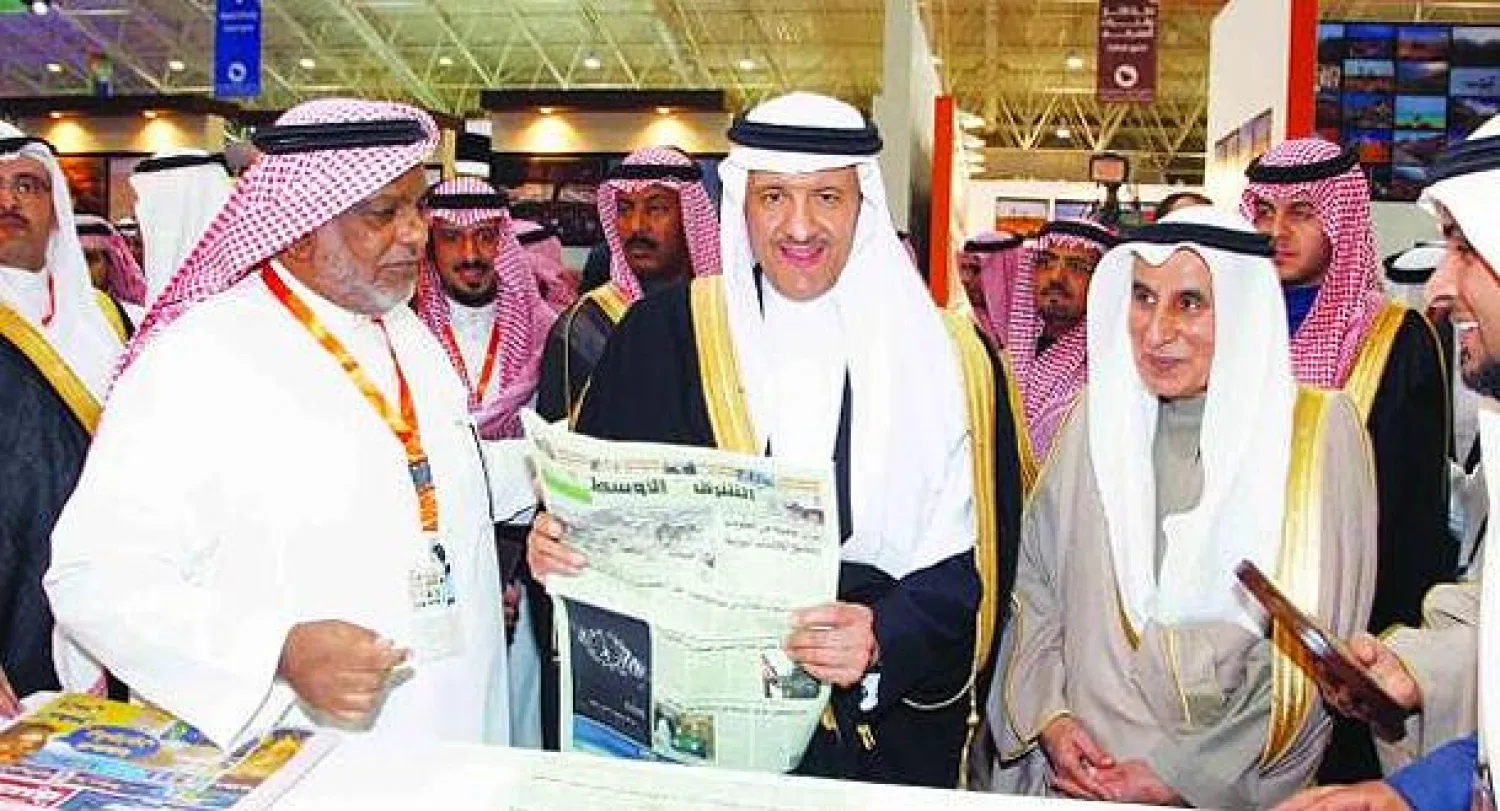  الأمير سلطان بن سلمان خلال تجوله في معرض «ملتقى ألوان السعودية» («الشرق الأوسط»)