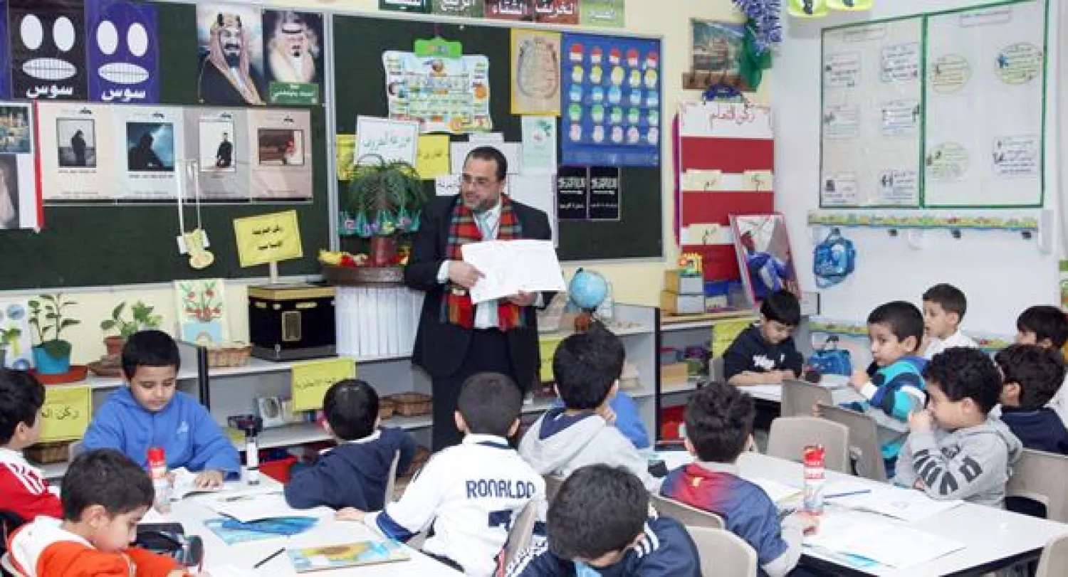 تلاميذ صغار يستمعون إلى مدرسهم في إحدى المدارس السعودية (تصوير: خالد المصري)