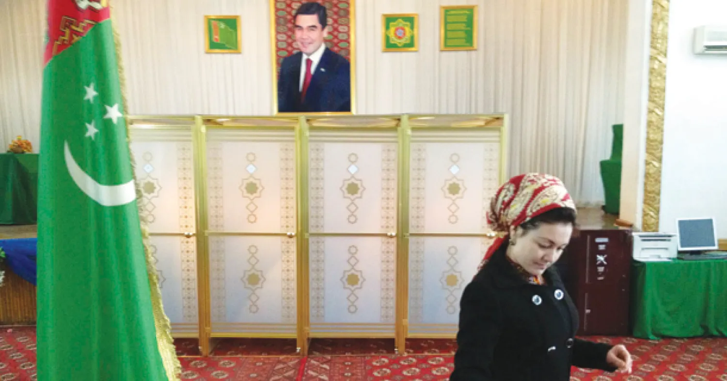 سيدة تركمانية تدلي بصوتها في أول انتخابات برلمانية في البلاد بوسط العاصمة عشق آباد (رويترز)