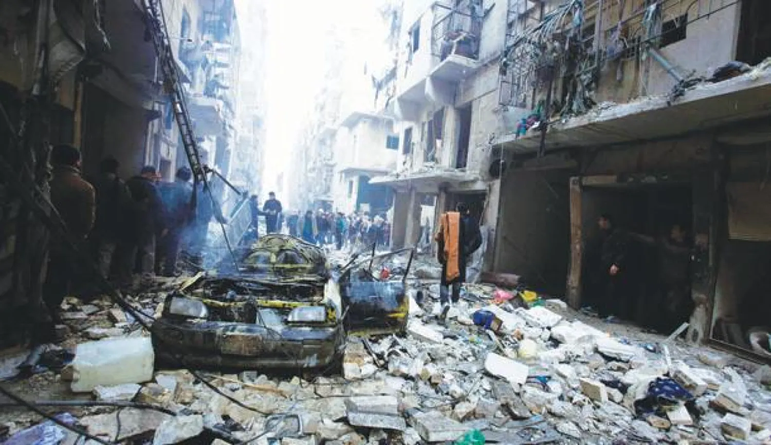 سوريون يبحثون بين الأنقاض عن ناجين بعد غارات جوية عنيفة شنها النظام السوري على حلب أمس (رويترز)