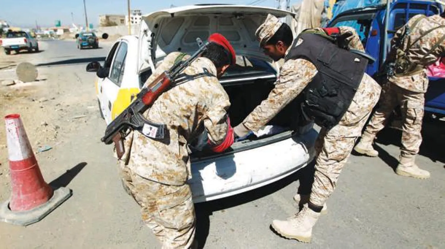 جنود يمنيون يقومون بتفتيش السيارات ضمن خطط التأهب الأمني  في العاصمة صنعاء (أ.ف.ب)