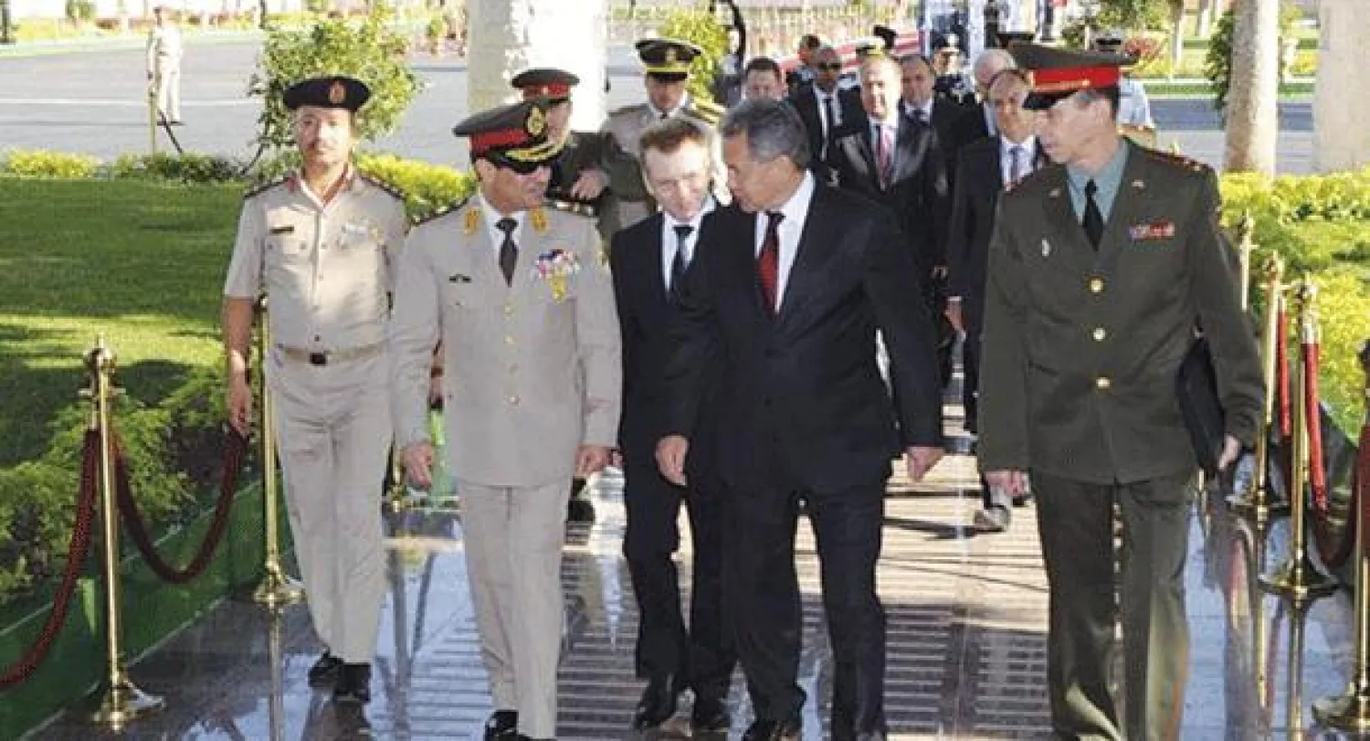 وزير الدفاع المصري عبد الفتاح السيسي يتحدث إلى نظيره الروسي سيرغي شويجو خلال زيارة الوفد الروسي إلى القاهرة نوفمبر الماضي (واشنطن بوست)
