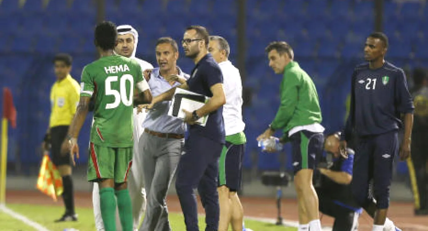 مدرب الأهلي يتهجم على هزازي بعد تسبب الأخير في طرد الحربي خلال مباراة الفريقين