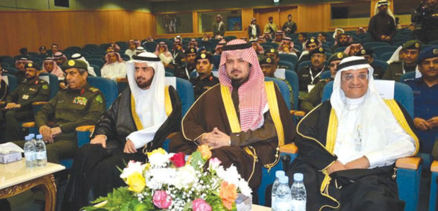 الأمير سلمان بن سلطان لدى تدشينه ورشة عمل قطع الغيار في الرياض أمس (واس)