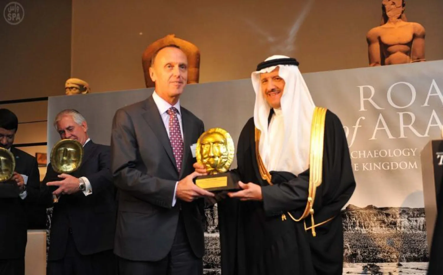 الأمير سلطان بن سلمان يتسلم درعا تذكاريا خلال الفعالية التي عقدت بمناسبة معرض روائع المملكة المقام في أميركا (واس) 