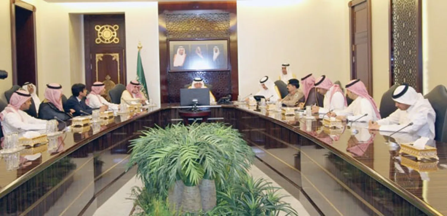 الأمير خالد الفيصل خلال لقائه مسؤولين في هيئة المدن الاقتصادية