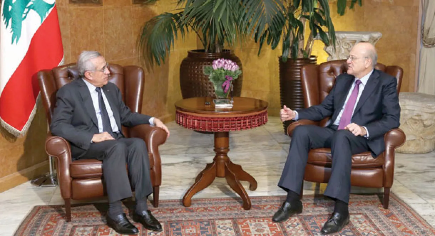 الرئيس اللبناني ميشال سليمان مجتمعا أمس برئيس الحكومة المستقيلة نجيب ميقاتي (تصوير: دالاتي ونهرا)