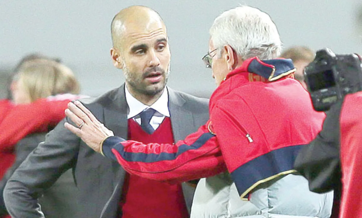 غوارديولا وليبي يتحدثان بعد المواجهة (إ.ب.أ)