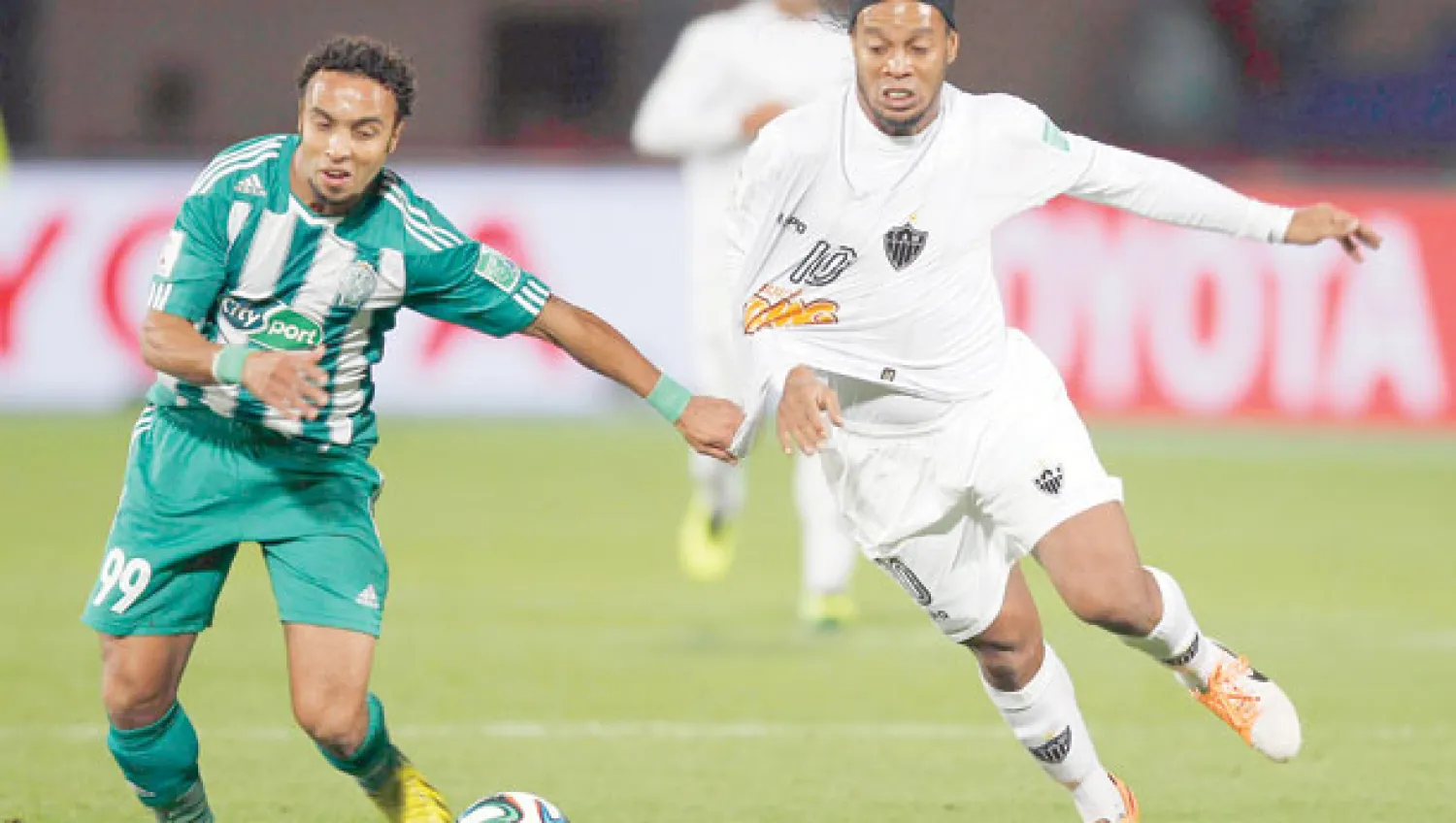 المغربي عصام الراقي في صراع على الكرة مع البرازيلي رونالدينهو (رويترز)