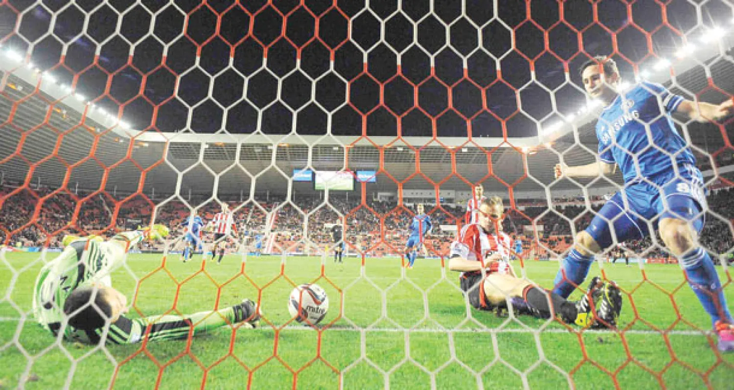 مورينيو قال إن تشيلسي أضاع فرصا كانت كفيلة بفوزه على سندرلاند (رويترز)