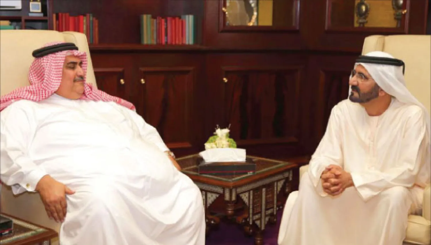 الشيخ محمد بن راشد والشيخ خالد بن أحمد خلال اللقاء الذي جمعهما في دبي أمس (وام)