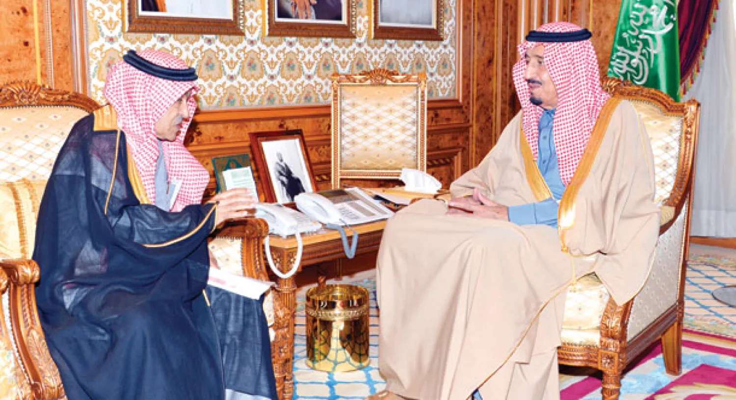 الأمير سلمان خلال لقائه رئيس الهيئة الوطنية لمكافحة الفساد في الرياض أمس (واس)
