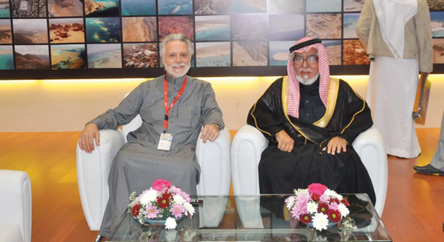 المصور والدبلوماسي الأميركي واين استيب (يمين) مرتديا الزي السعودي («الشرق الأوسط»)