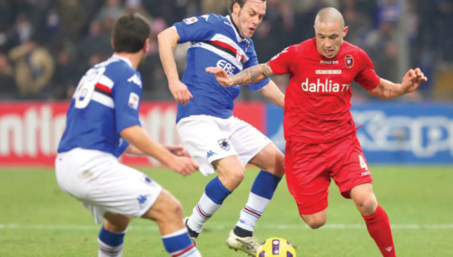 ناينغولان لاعب كالياري (يمين) في مباراة أمام سامبدوريا