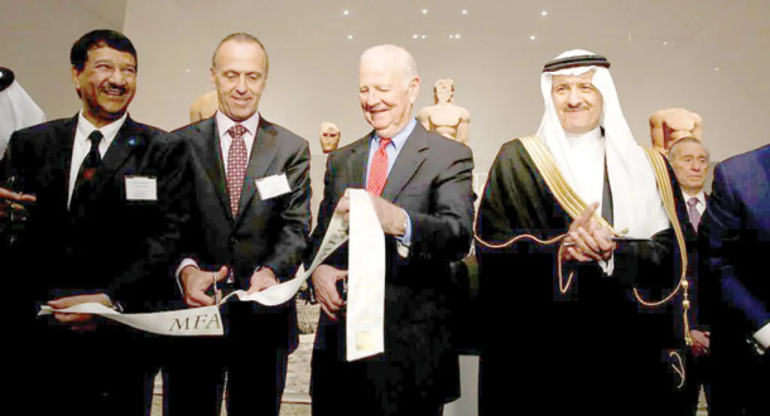 الأمير سلطان بن سلمان ووزير الخارجية الأميركي الأسبق جيمس بيكر والقنصل السعودي يقصون شريط المعرض