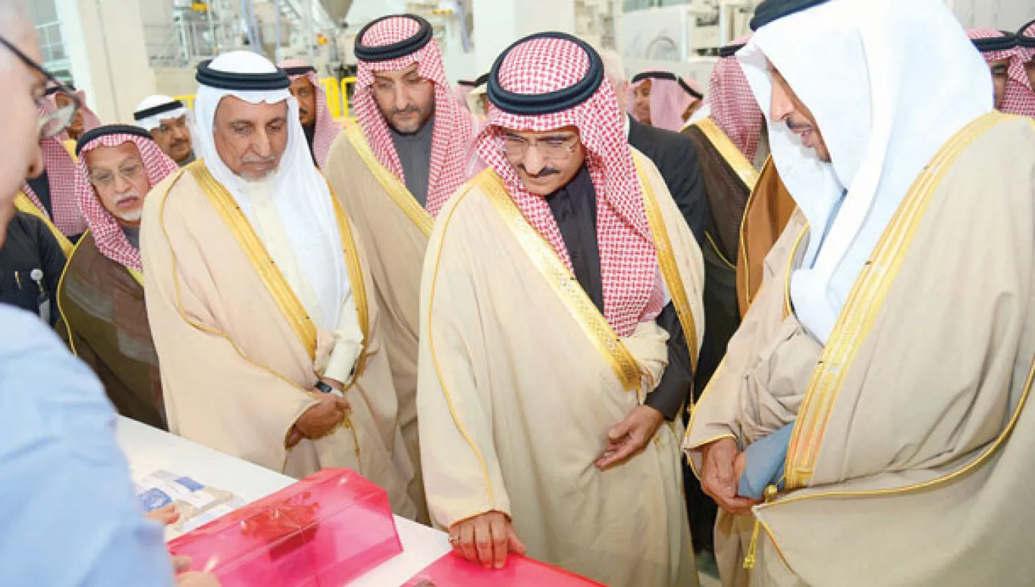 أمير منطقة الرياض ونائبه في جولة بمعرض لمنتجات «سابك» على هامش حفل افتتاح مركزها البحثي («الشرق الأوسط»)